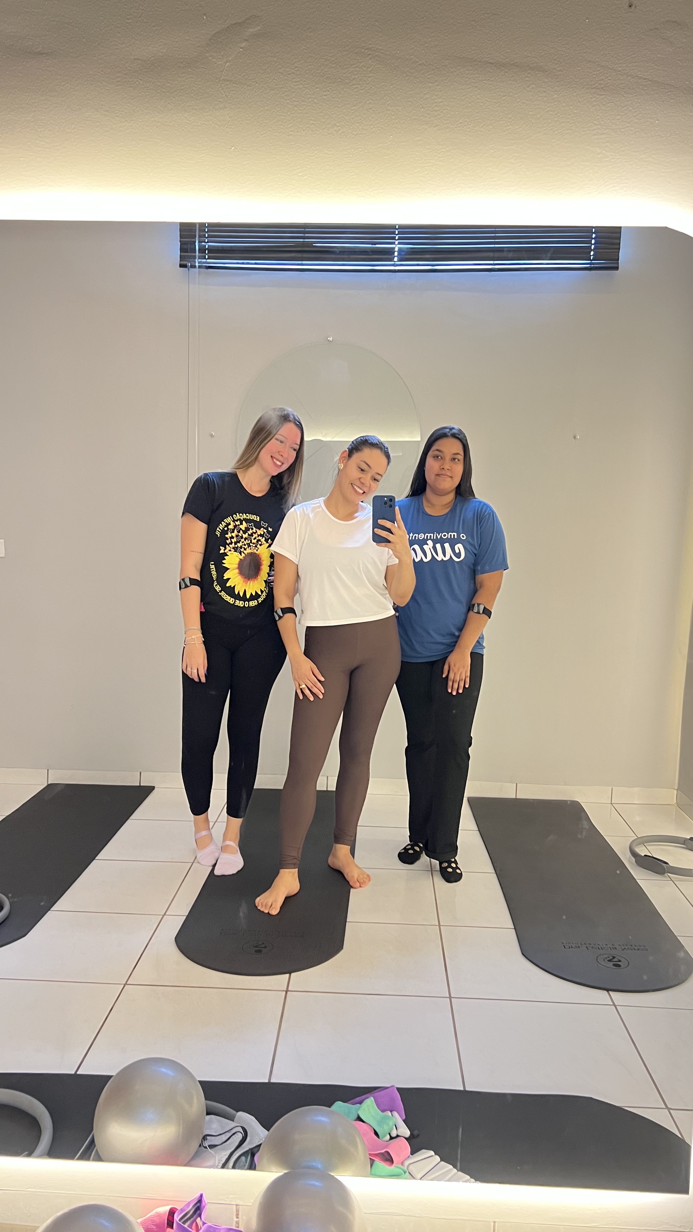 Dra. Letícia Neres com alunas na sala aquecida do Hot Pilates